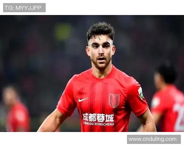 哪个足球明星以中分发型闻名于世引发球迷热议与模仿